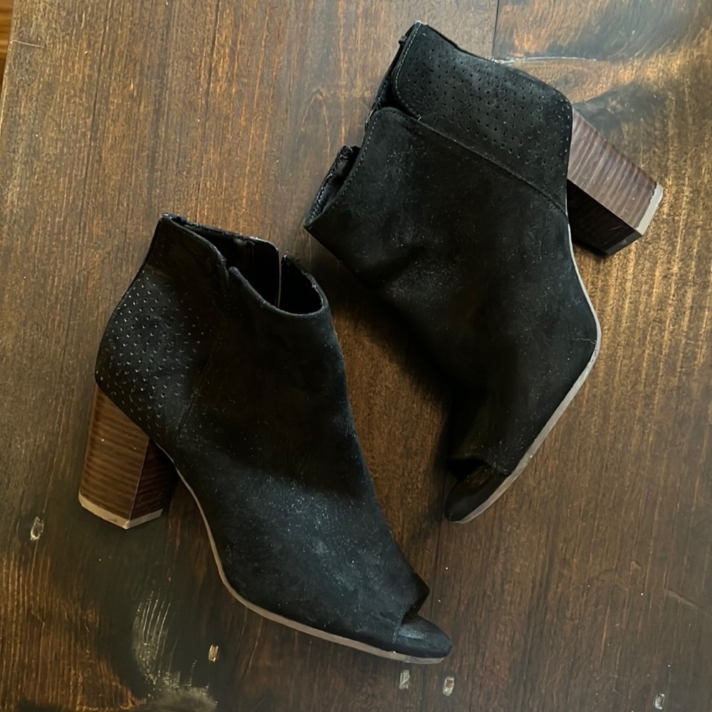 Women’s Old Navy open toe bootie size 7